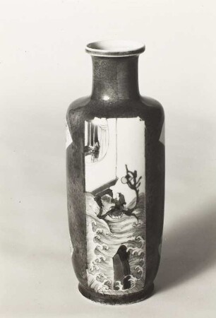 Vase mit puderblauem Fond