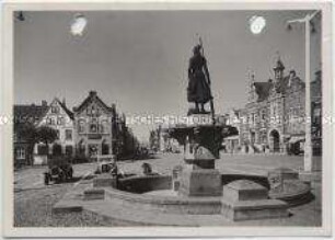 Husum, Marktplatz mit Brunnen (Stine)