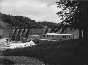 Kriebstein, Blick auf Staumauer und Kraftwerk der Talsperre