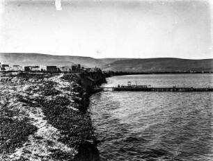 Landschaft und Dorf : Blick auf Tiberias und das heute zerstörte Dorf Samach.