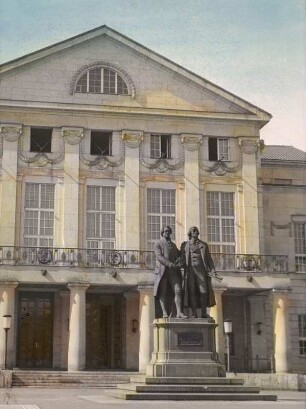 Weimar. Deutschen Nationaltheater Weimar, Großes Haus (1906-1907; Max Littmann). Vor dem Portikus das Goethe- und Schiller-Denkmal (1857; Ernst Rietschel) auf dem Theaterplatz