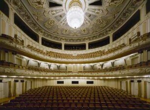 Dresden-Altstadt. Schauspielhaus (1912/1913; W. Lossow, M. H. Kühne; Umbau 1993/1995). Zuschauerraum. Blick von der Bühne