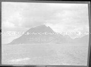 Blick auf Fjord und Berge, Nordlandreise, Norwegen