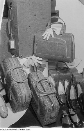 Taschen und Schuhe auf der Leipziger Herbstmesse 1954