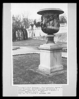 Vase Borghese, Relieffries mit Bacchuszug
