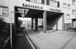 Freiburg; Stühlinger: Wohnhäuser des Bauvereins; Toreinfahrt Schenkstraße; von der Eschholzstraße