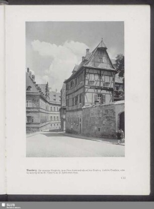 Bamberg. Die ehemalige Burgstraße, heute Obere Karolinenstraße auf dem Domberg. Links die Domschule, rechts die ehemalige Curia St. Lamberti, im 16. Jahrhundert erbaut