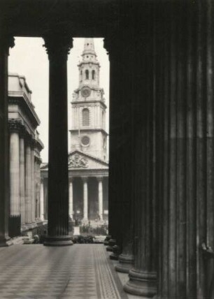 London. Trafalgar Square. Blick von der National Gallery zur Kirche St. Martin-in-the-Fields