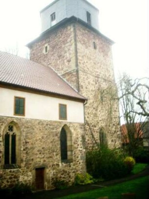 Evangelische Kirche - Kirchturm (spätromanisch-13 Jhd) von Südwesten mit Langhaus (spätromanisch-gotisch überarbeitet) im Ansatz über Kirchhof