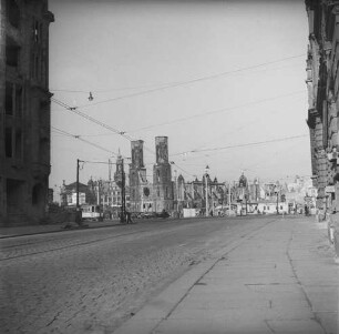 Dresden nach der Bombardierung vom 13./14. Februar 1945. Straßenbild mit Ruine der Sophienkirche am Postplatz