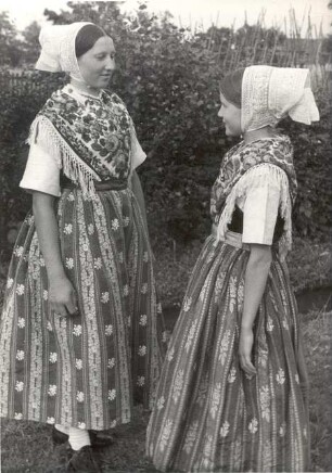 Mädchen in Sonntagstracht : Kleidung - Hoyerswerdaer Tracht. Mädchen in Sonntagstracht: weiße Haube, Kittel, Halstuch, Seidenschürze