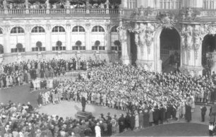 Dresden, Zwingerhof vor dem Wallpavillon. Konzert, vermutlich das traditionelle Pfingstsingen der Dresdner Volkssingakademie, mit Kinderchor im Dresdner Zwinger, vor 1936