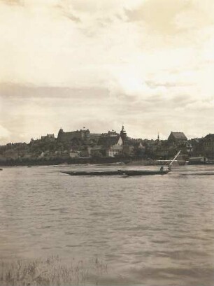 Pirna-Copitz. Blick über die Elbe bei Hochwasser gegen Pirna-Altstadt und Schloss Sonnenstein