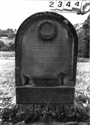 Grabstein 2344 (Index: 100097520) Maße HxBxT: 108x62x15 cm Symbolik: Trauerkranz: Grabstein 2344