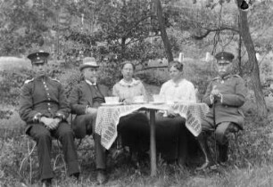 Gruppenportrait : Portrait der Familie Kröber an einer Kaffeetafel sitzend