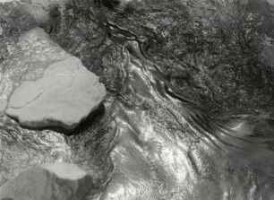 Wasser zwischen Felsen