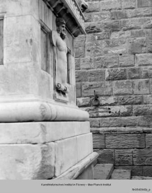 Herkules und Cacus : Statuensockel