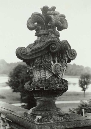 Vase : Vase. Sandstein; Um 1720/1730. Moritzburg, Schloss Moritzburg, Schlossterrasse, Balustrade