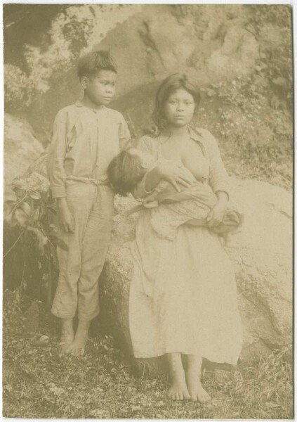 Femme guaraní avec deux enfants du Rio Itariri