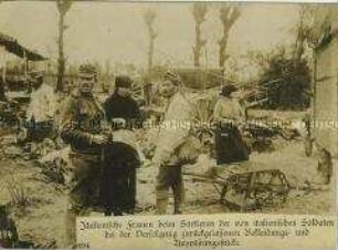 Frauen und Soldaten beim Sortieren von italienischer Kriegsbeute