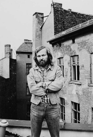 Der Schriftsteller Klaus Schlesinger (1937-2001) im Freien, aufgenommen in Berlin-Mitte