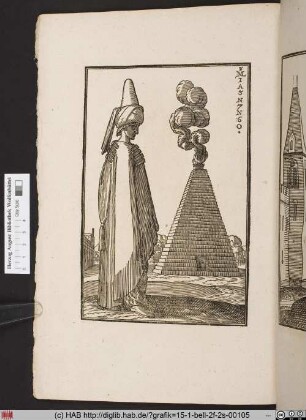 [Mann vor Pyramide]
