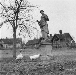 LPG Basedow. Flora-Statue aus dem ehemaligen Schloßpark