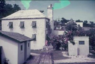 Reisefotos Bermuda. Wohnhaus mit blühendem Oleander. Ansicht von einem Bahnsteig der Bermuda-Railway