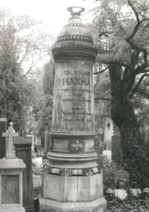Grabmal für den Sprachwissenschaftler Václav Hanka : Myslbek, Josef Václav: Grabmal für den Sprachwissenschaftler Václav Hanka (1791-1861). Sandstein (?). Prag-Vyšehrad, Friedhof Vyšehrad