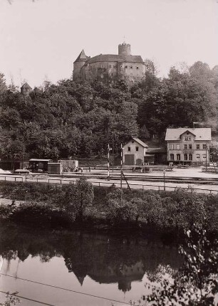 Scharfenstein, Schloss : Scharfenstein. Burg Scharfenstein. Blick über die Zschopau und die Eisenbahnanlagen nach Nordosten