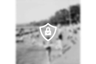 Freibad Poggensee: Badegäste im See (links), am Sandstrand (rechts) und auf dem Badesteg im Hintergrund