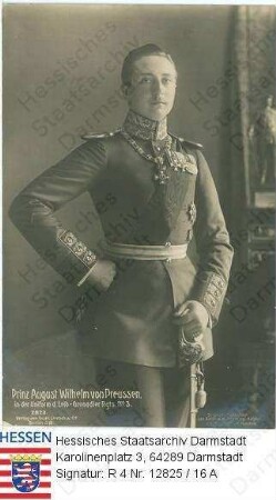 August Wilhelm Prinz v. Preußen (1887-1949) / Porträt in Uniform des Leib-Grenadier-Regiments Nr. 3, stehend, Kniestück