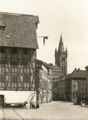 Königsberg, Straßenbild mit Blick zum Schlossturm