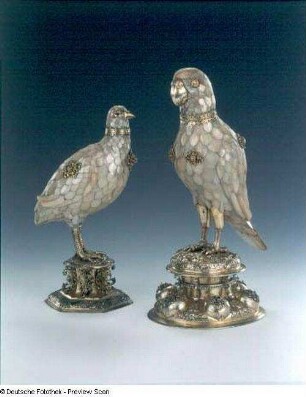 Trinkspiele Rebhuhn und Papagei : Rebhuhn als Trinkgefäß (1593/1602; F. Hillebrandt) und Papagei als Trinkgefäß (1593/1602; H. Rappolt der Ältere). Silber, vergoldet, Perlmutterplättchen, Smaragde, Granate; H 27,2 cm, B 12,3 cm, T 14,4 cm, Dm Fuß 12,5 cm; Gewicht: 885 g