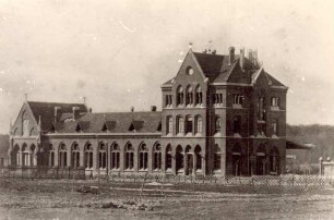 Bahnhof, älteste Fotografie. Detmold. Die gleiche Fotografie liegt auch im Landesarchiv NRW Abt. OWL vor. (dort in der Sammlung Düstersiek)