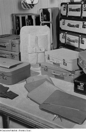 Taschen, Mappen und Koffer auf der Leipziger Herbstmesse 1954