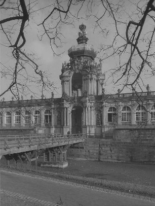 Dresden. Zwinger, Kronentor mit Langgalerien und Graben