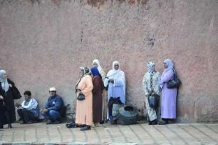 Wartende Menschen : Wartende Menschen an einer Bushaltestelle in Marrakesch, aufgenommen am 03.11.2008