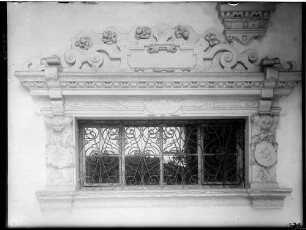 Baden-Baden Neues Schloss Küchenbau Kellerfensterumrahmung