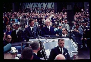 Köln vor dem Dom/offener Wagen Kennedy, Adenauer, Menschenmenge