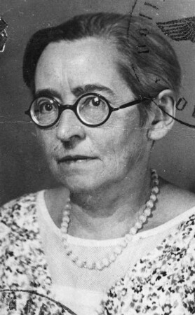 Porträt Eva Klemperer (aufgenommen für ihre Kennkarte, ausgestellt am 13.12.1940 in Dresden). Papier; 17,6 x 11 cm. 1940. Dresden: SLUB Mscr.Dresd.App.Klemperer,Hadwig