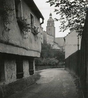 Plauen, Blick zur Stadtkirche St. Johannis, links Wohnhaus mit Kraggeschoss