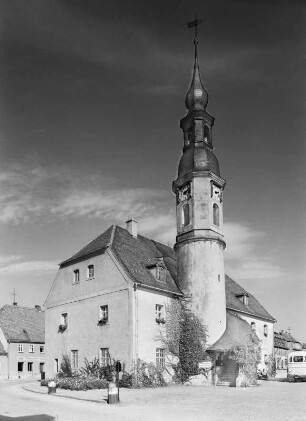 Rathaus Weißenberg : Weißenberg, August-Bebel-Platz 1. Rathaus (bezeichnet 1788). Ansicht mit Turm und Treppenaufgang