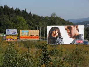 Hotel-Werbetafeln bei Jelina Gora (Hirschberg)