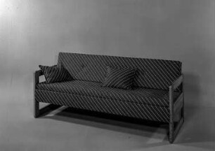 Liegesofa (Dreisitzer) : Leipzig. Leipziger Herbstmesse, 1986. Liegesofa (Dreisitzer). Holz, Polsterung mit Mischgewebebezug, rot (1986; VEB Vereinigte Möbelwerke Magdeburg)