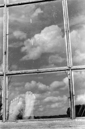 Kinderfüße am Fenster einer Datscha, in der Nähe von Moskau