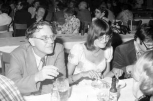 24. Tagung 1974 Chemiker; Studentenabend mit den Nobelpreisträgern: Tisch mit Geoffrey Wilkinson