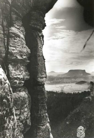 Sächsische Schweiz, Rathener Gebiet. Vorderer Gansfels. Seilschaft Rudolf Klemm über dem Ring in der Südwand (Südwestwand, VIIa)