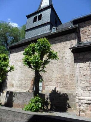 (Evangelische Kirche) - Langhaus über Traufseite Süd im Südsüdwesten mit Erweiterungsbau West