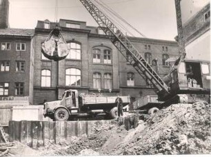 Hamburg, Kurze Mühren : Hamburg-Mitte. Kurze Mühren. Ein Bagger schachtet Erde aus. Ausstellungsräume und Büros der Hamburger Gaswerke entstehen